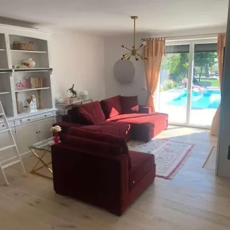 Mylandhouse Nyaraló *