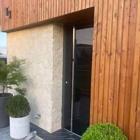 Mylandhouse Nyaraló *
